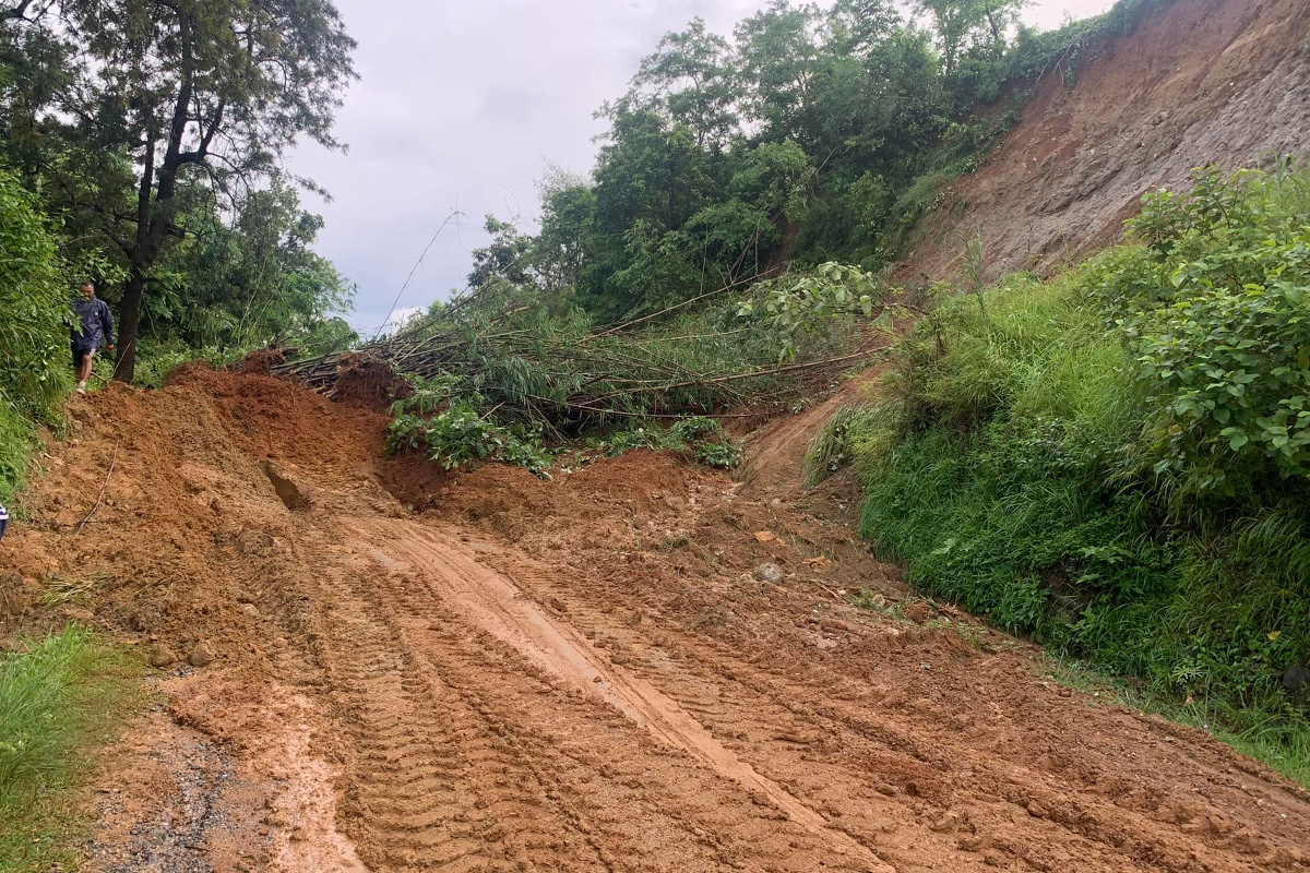 पहिरोले गोरखा–आँबुखैरेनी सडक अवरुद्ध