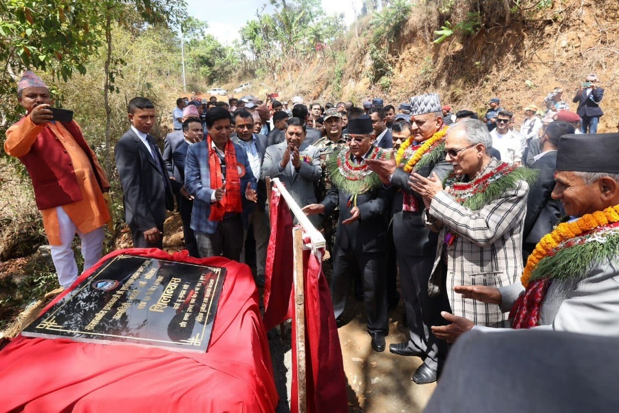 गोरखामा प्रधानमन्त्री दाहालले शिलान्यास गरे पन्थहिटी–साहिलटार सडक