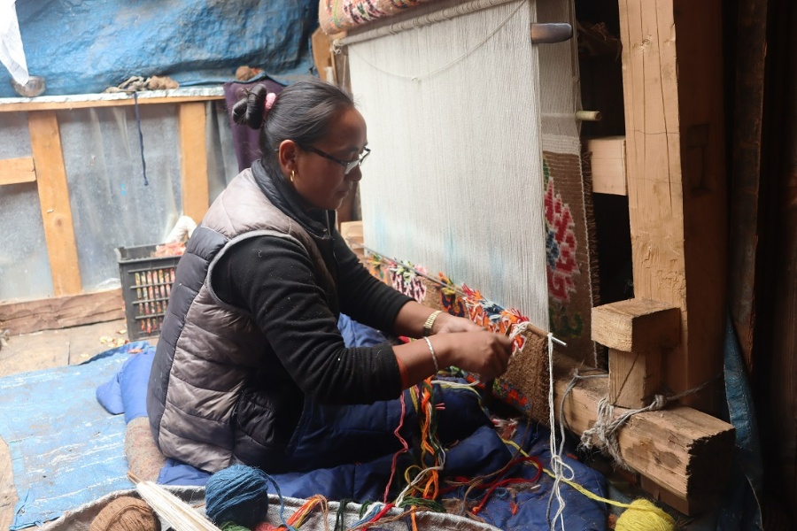 सुविधा खारेजीको दोहोरो चेपुवामा गलैँचा उद्योग