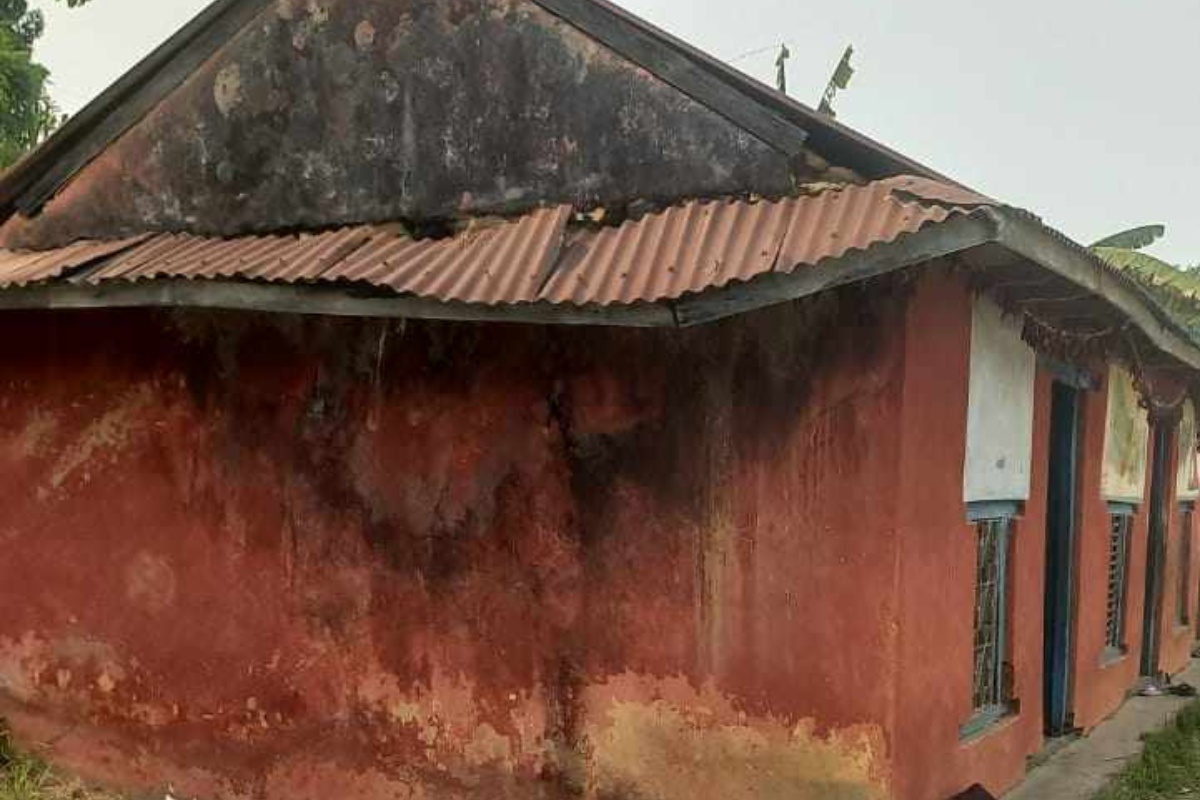 जीर्ण विद्यालय भवनमा पढ्न बाध्य छन् विद्यार्थी