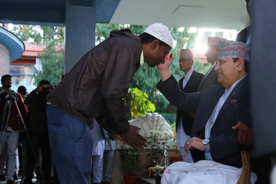 पूर्वराजा ज्ञानेन्द्रबाट दशैँको टीका ग्रहण (तस्वीरहरू)