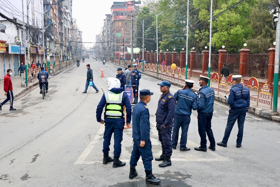 होलीमा नियम मिच्नेलाई दिनभर सडकमै रोकिने