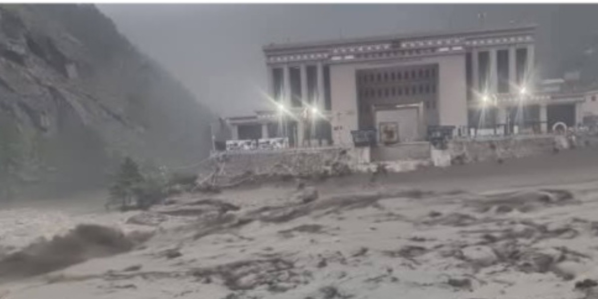 भोटेकोशी बाढी: ३ प्रहरीसहित १८ जना सम्पर्कविहीन