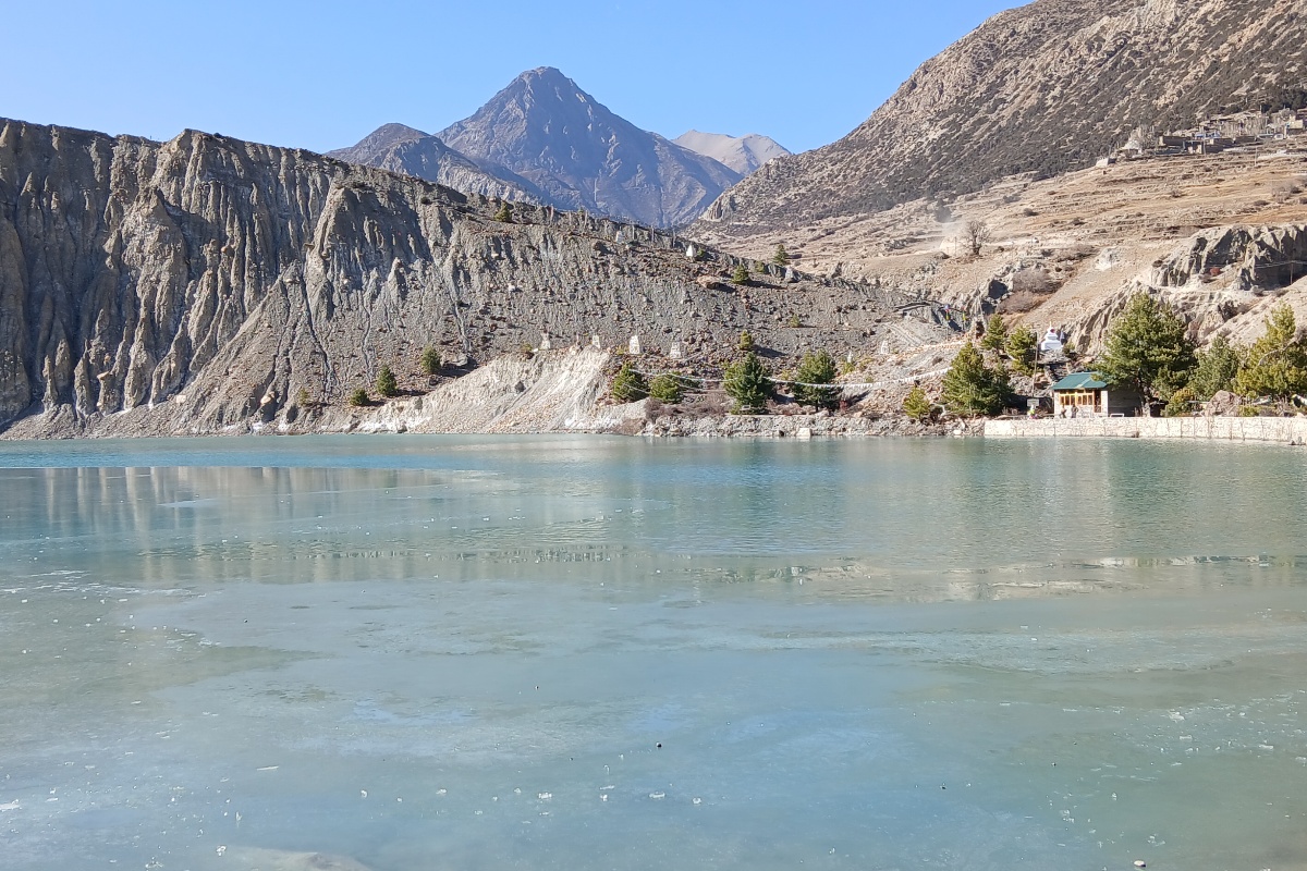 मनाङमा चिसोले पानी जम्यो तर परेन हिउँ