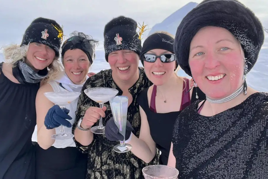 माइनस २४ डिग्री सेल्सियस तापक्रममा ककटेल पार्टी