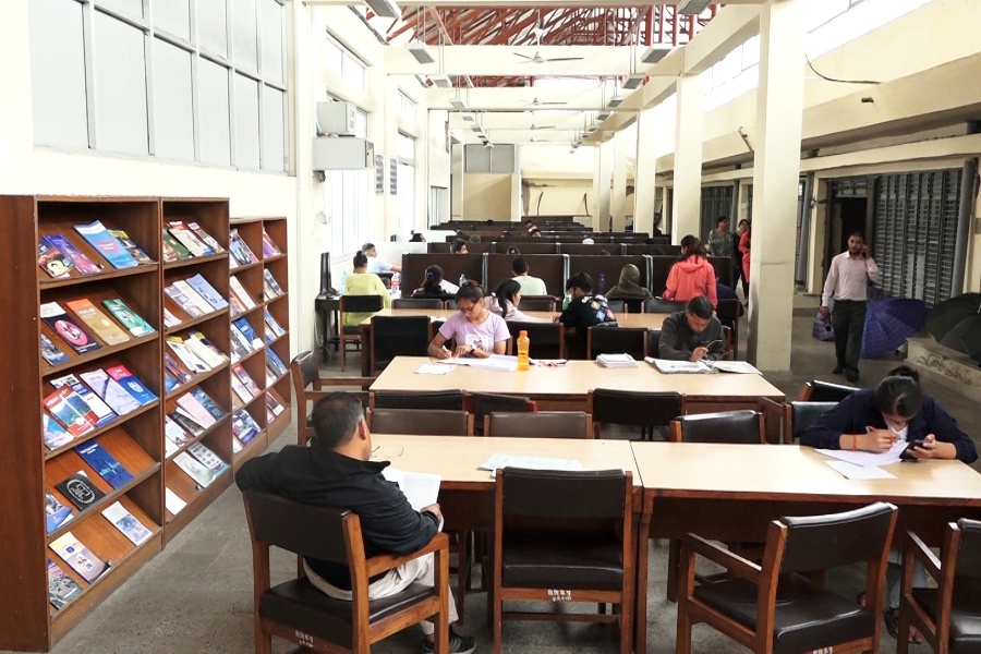 पुस्तकालयमा बसेर पढेको पैसा तिर्नुपर्ने भएपछि विद्यार्थी आक्रोशित, त्रिवि भन्छ– नियमन गर्न खोजेका हौँ