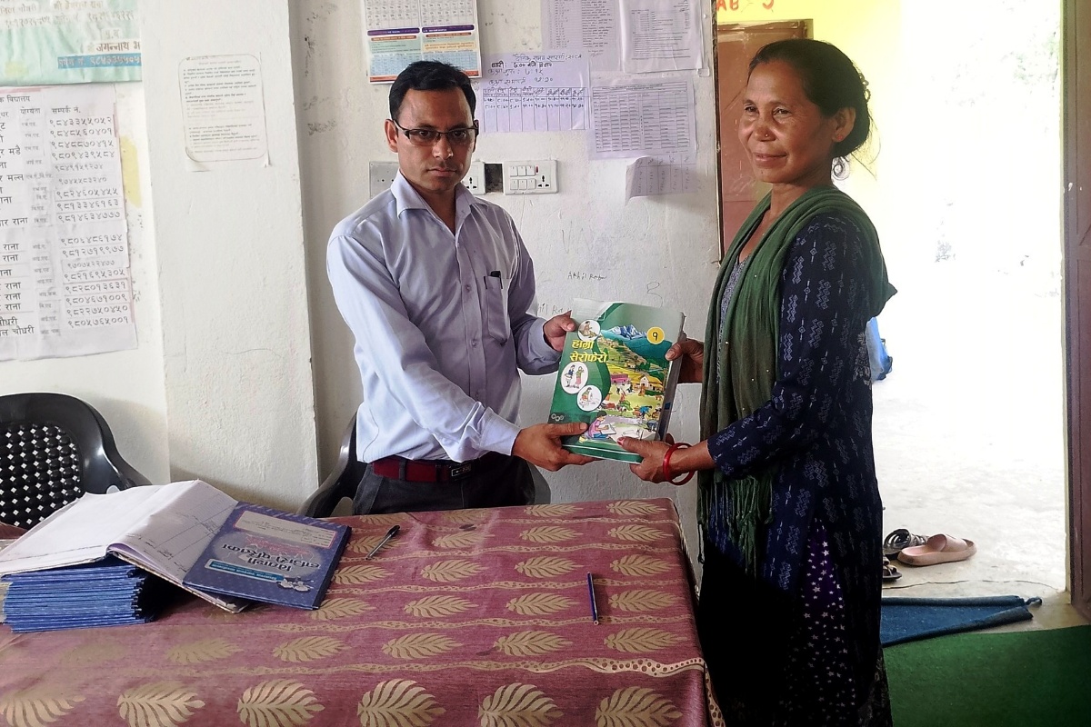 ५२ वर्षको उमेरमा कक्षा १ मा भर्ना भइन् वडासदस्य डल्लीदेवी