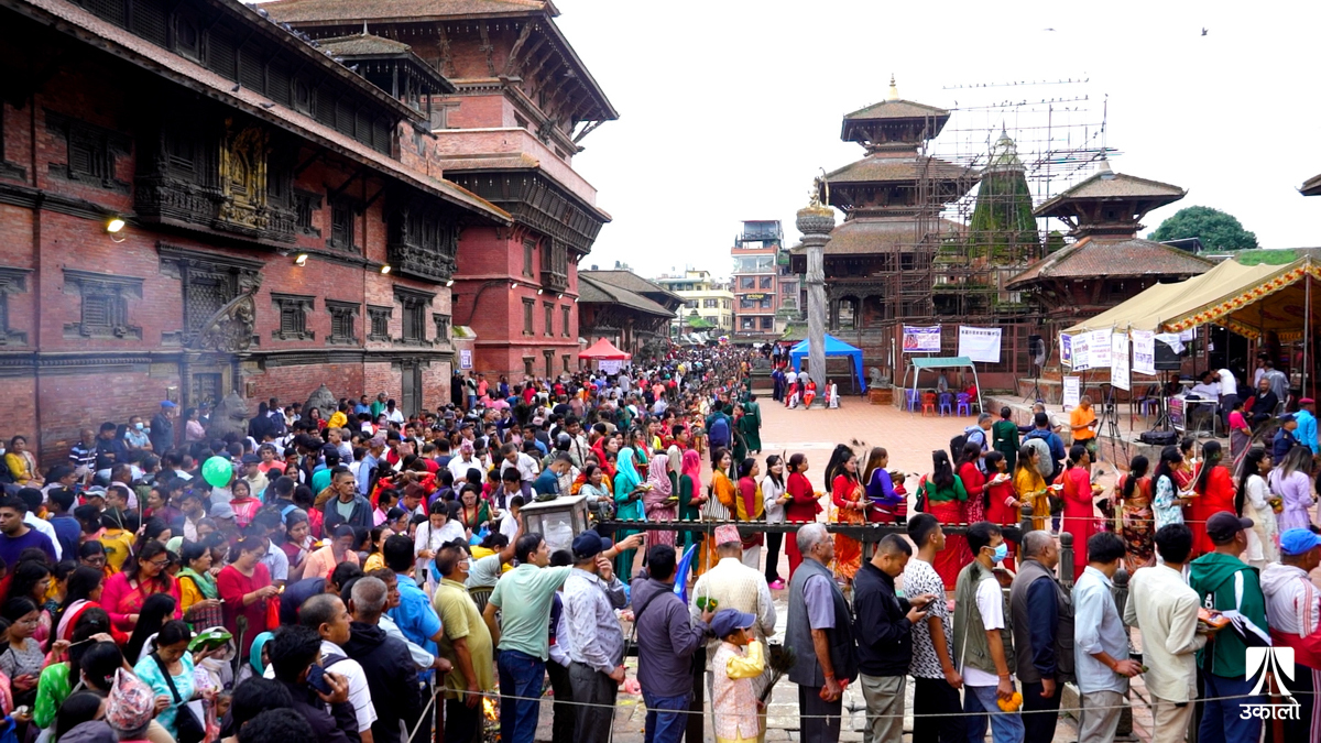 पाटनको कृष्ण मन्दिरमा बिहानैदेखि दर्शनार्थीको घुइँचो (तस्वीरहरू)