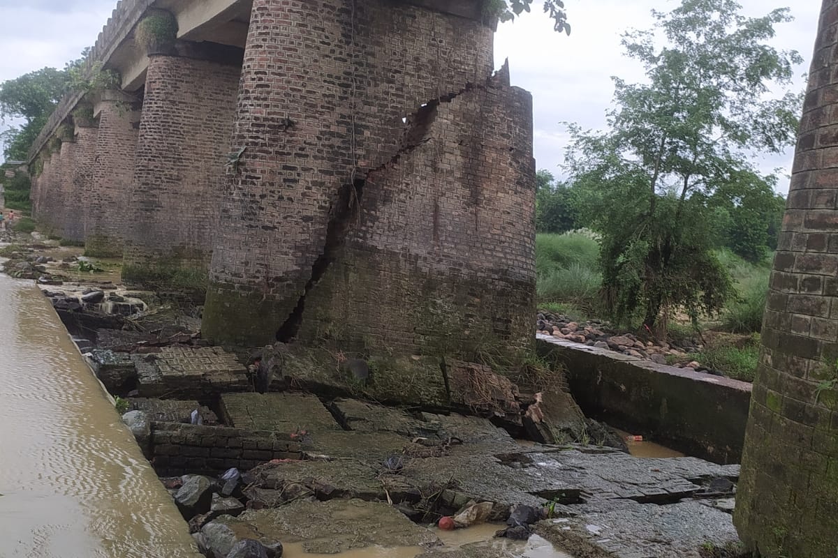 पर्साको तिलावे पुलको पिलर चिरा पर्‍यो, आवतजावतमा रोक