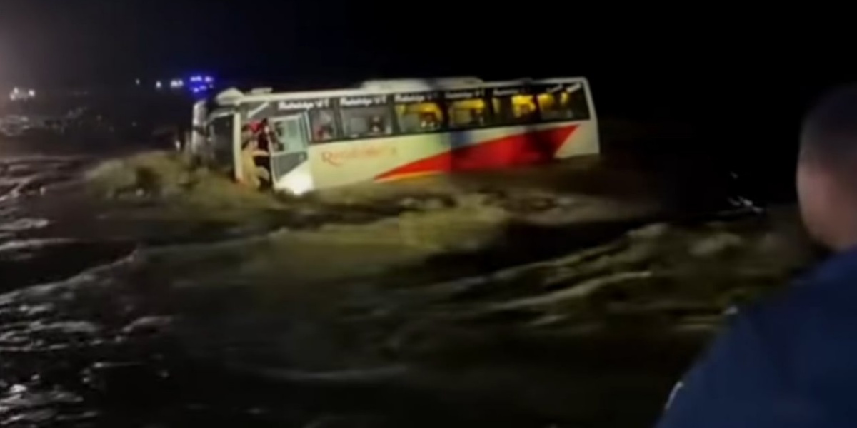 काठमाडौँबाट नेपालगन्ज गइरहेको बस बाढीले बगायो, यात्रु सकुशल