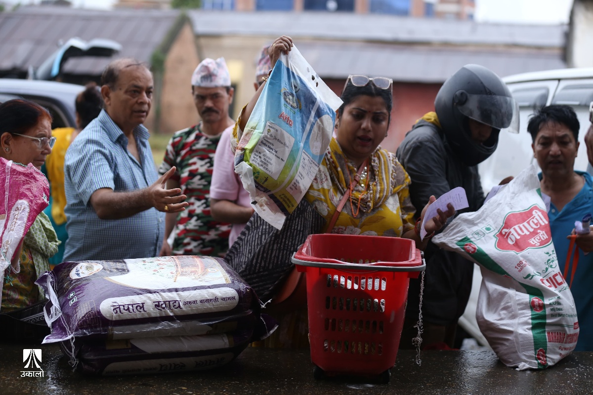 चाडपर्वलक्षित सुपथ मूल्य पसलमा उपभोक्ताको भिड (तस्वीरहरू)