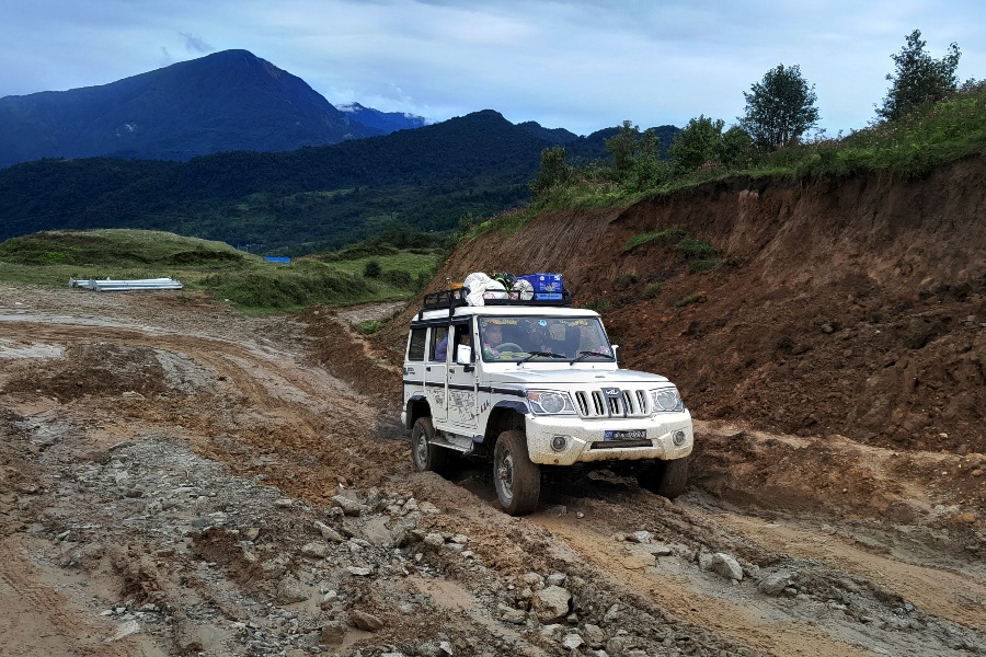 पाथीभरा सडकमा ठेकेदारको लापरबाही: तीर्थयात्रीलाई सास्ती