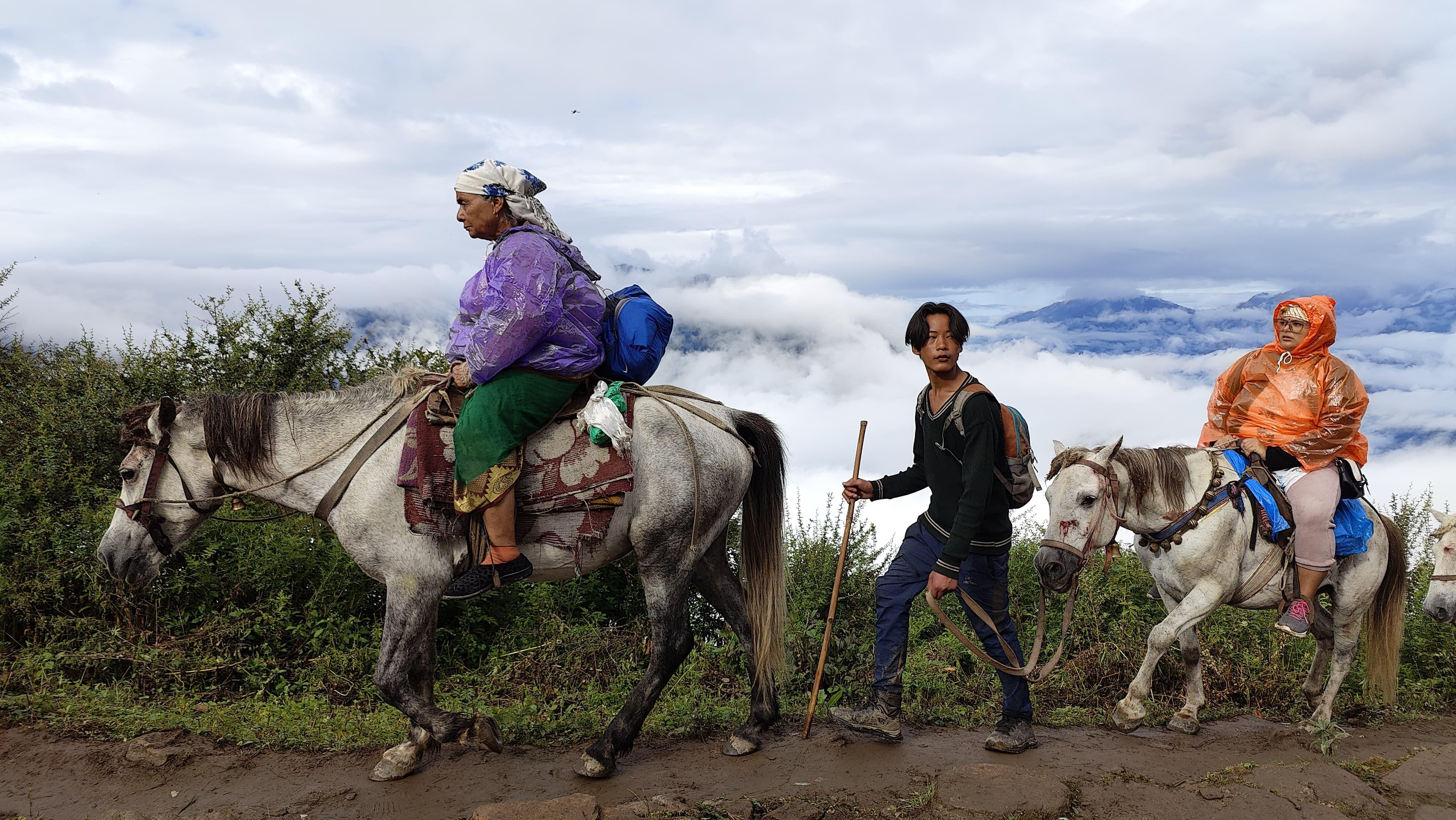 गोसाईंकुण्ड मेला भर्न जाने तीर्थालु