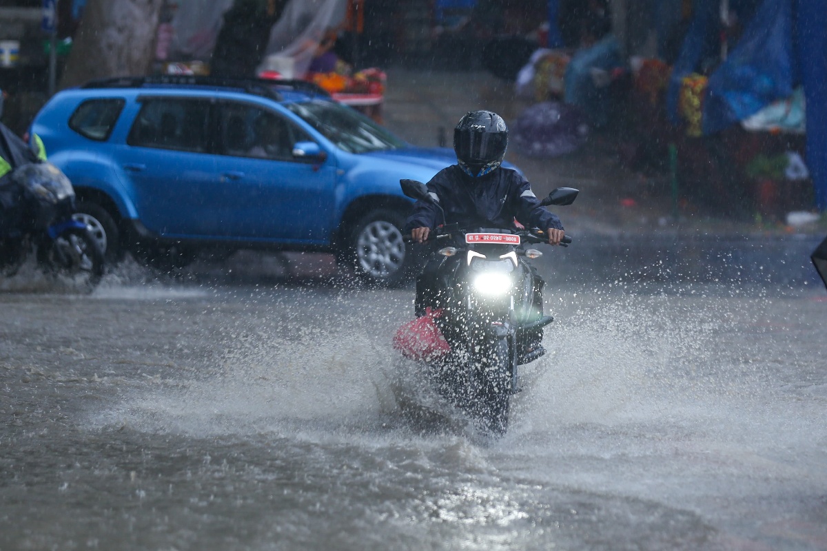अविरल वर्षाले काठमाडौँका सडक जलमग्न