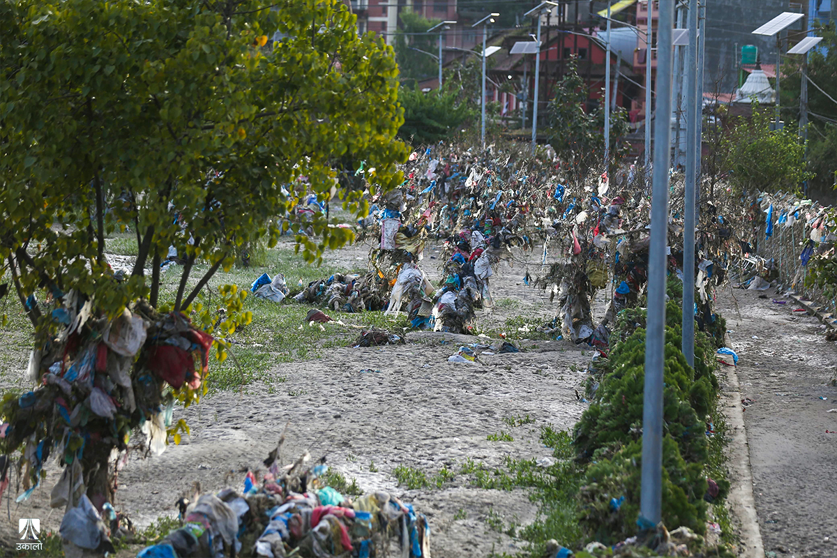 बगेको बाढीले छाडेका प्लास्टिक (तस्वीरहरू)