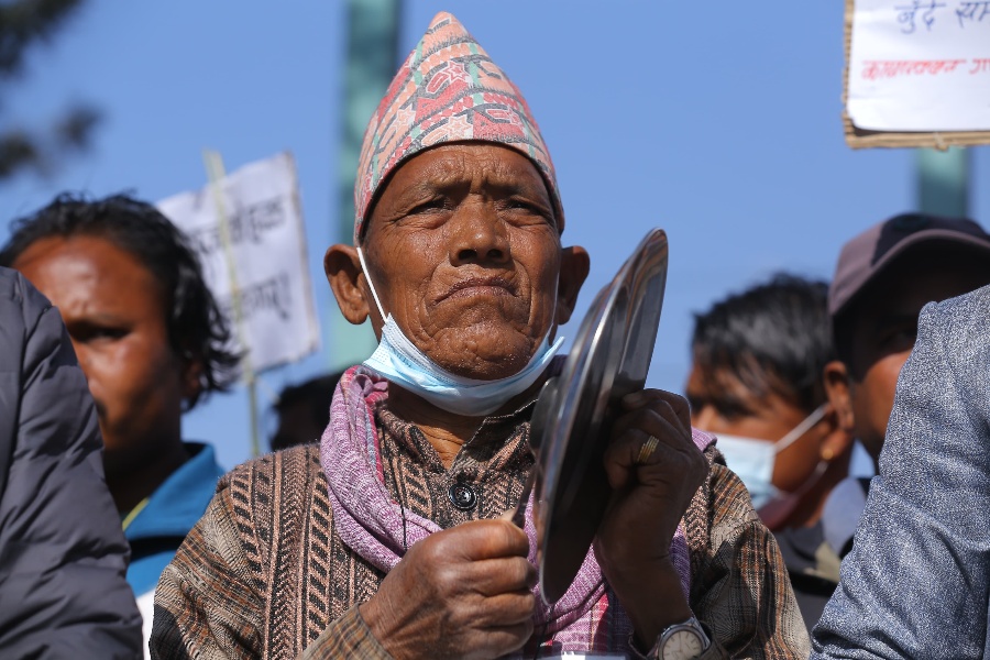 स्वर्गद्वारी गुठीका मोही किसानद्वारा काठमाडौँमा थाल ठटाएर विरोध प्रदर्शन