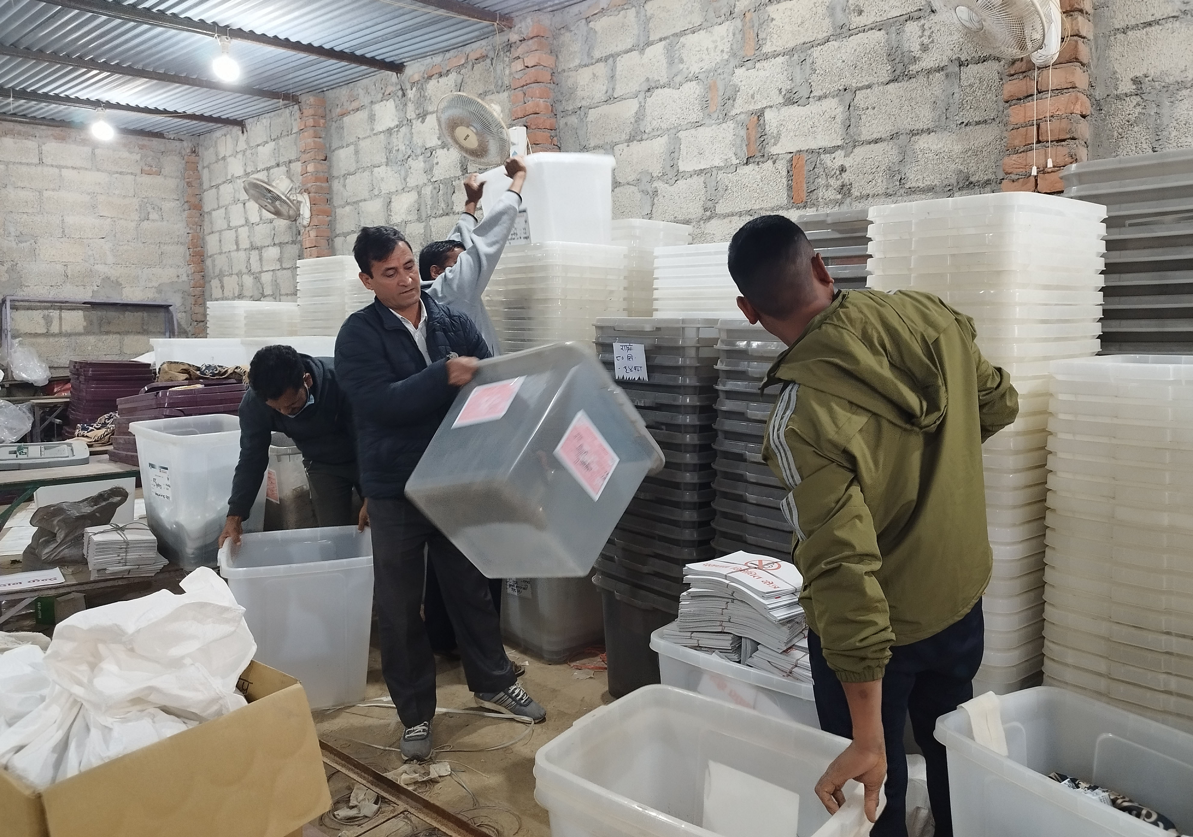 संखुवासभामा दुर्गमको मतपेटिका हेलिकप्टरबाट ल्याउने तयारी, साँझबाट गणना थालिने