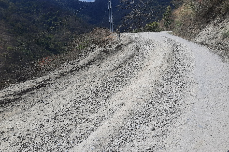 राप्ती लोकमार्ग स्तरोन्नतिमा ठेकेदारको लापरबाही, दुर्घटनाको जोखिम 