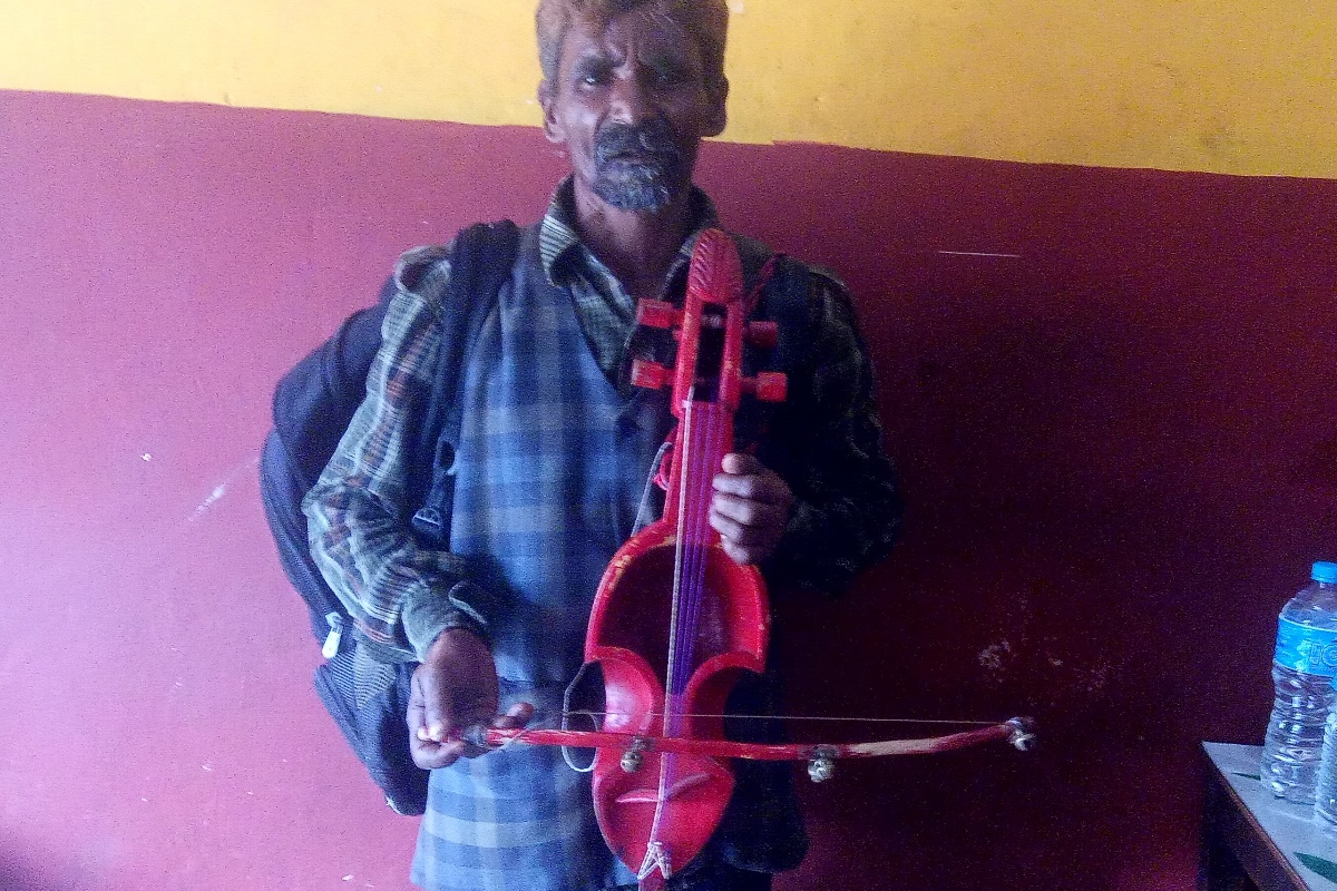 पुर्ख्यौली पेसा जोगाउन सारंगी रेट्दै विरहका गीत सुनाउँछन् डम्बर