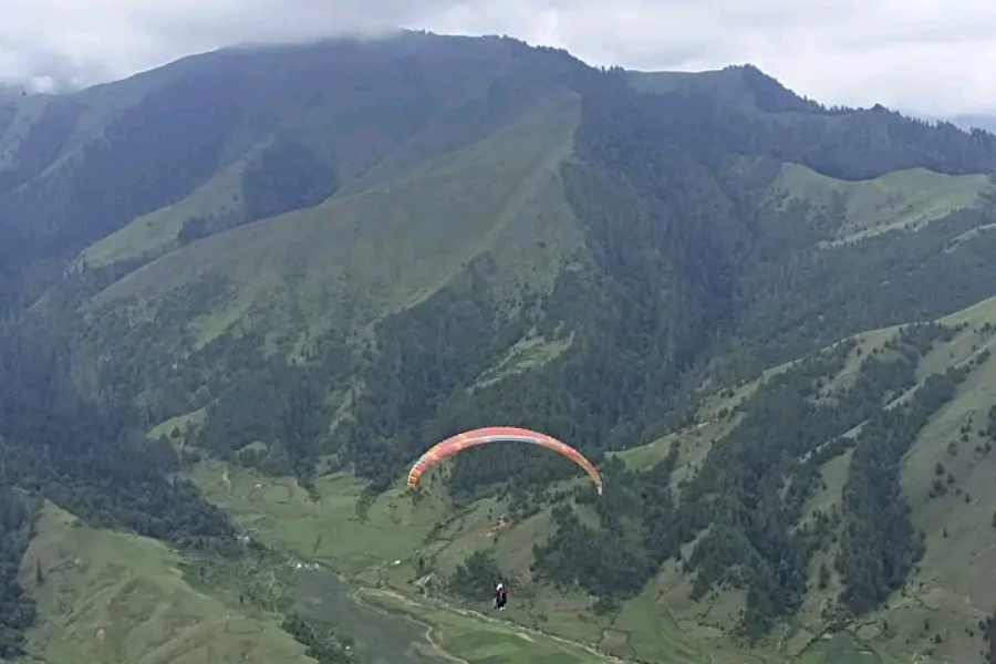गुठीचौरमा प्याराग्लाइडिङ परीक्षण उडान