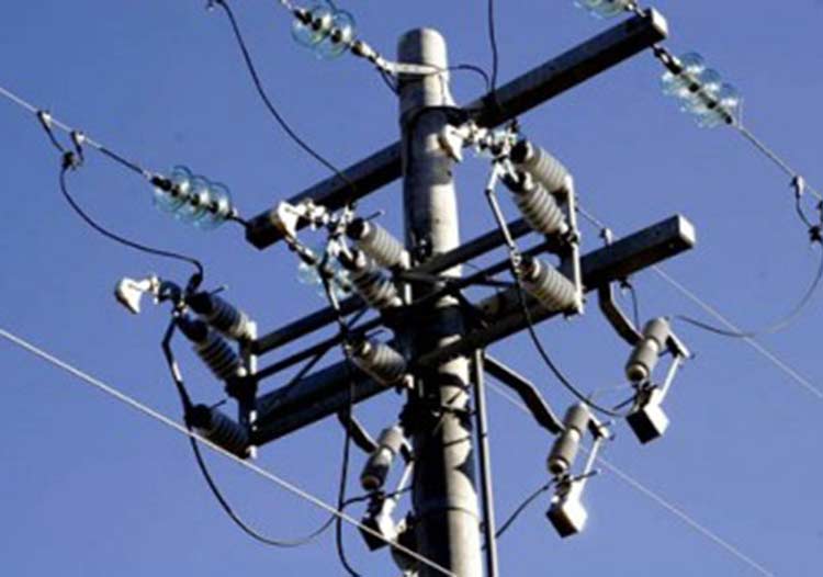 धुलिखेलमा तार जोड्न खम्बा चढेका मजदुरको करेन्ट लागेर मृत्यु