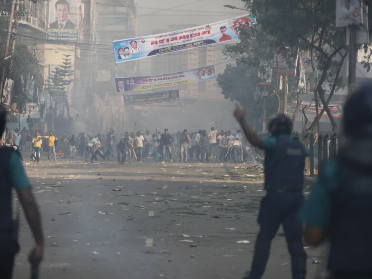 बंगलादेशमा प्रधानमन्त्रीको राजीनामा माग्दै भएको प्रदर्शनमा १ प्रहरीको मृत्यु, कैयौँ घाइते