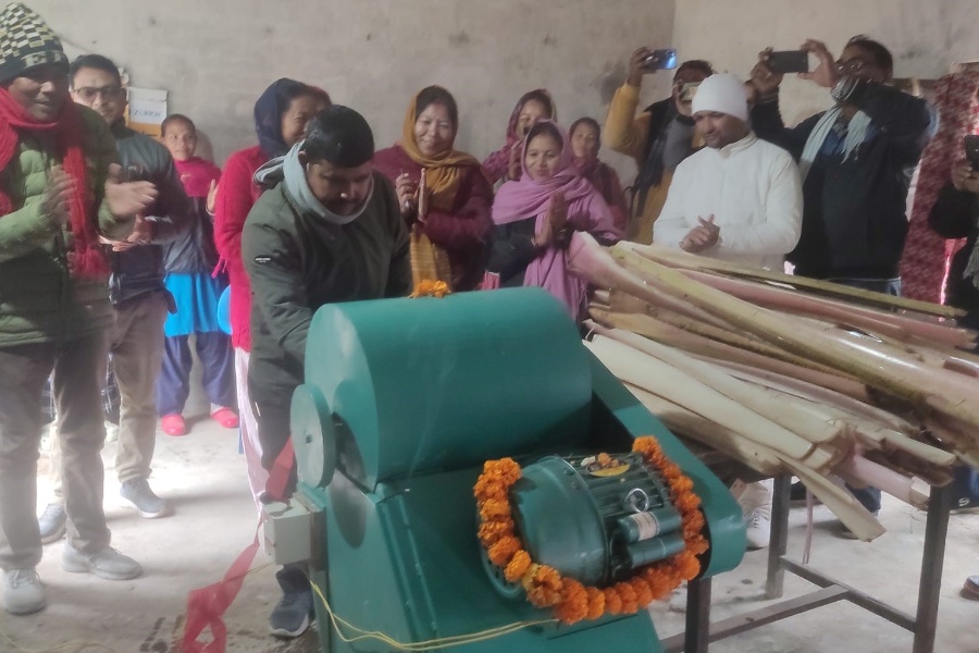 केराको थामबाट रेसा, कपडा र कार्पेट बनाउन प्रयोग गरिने