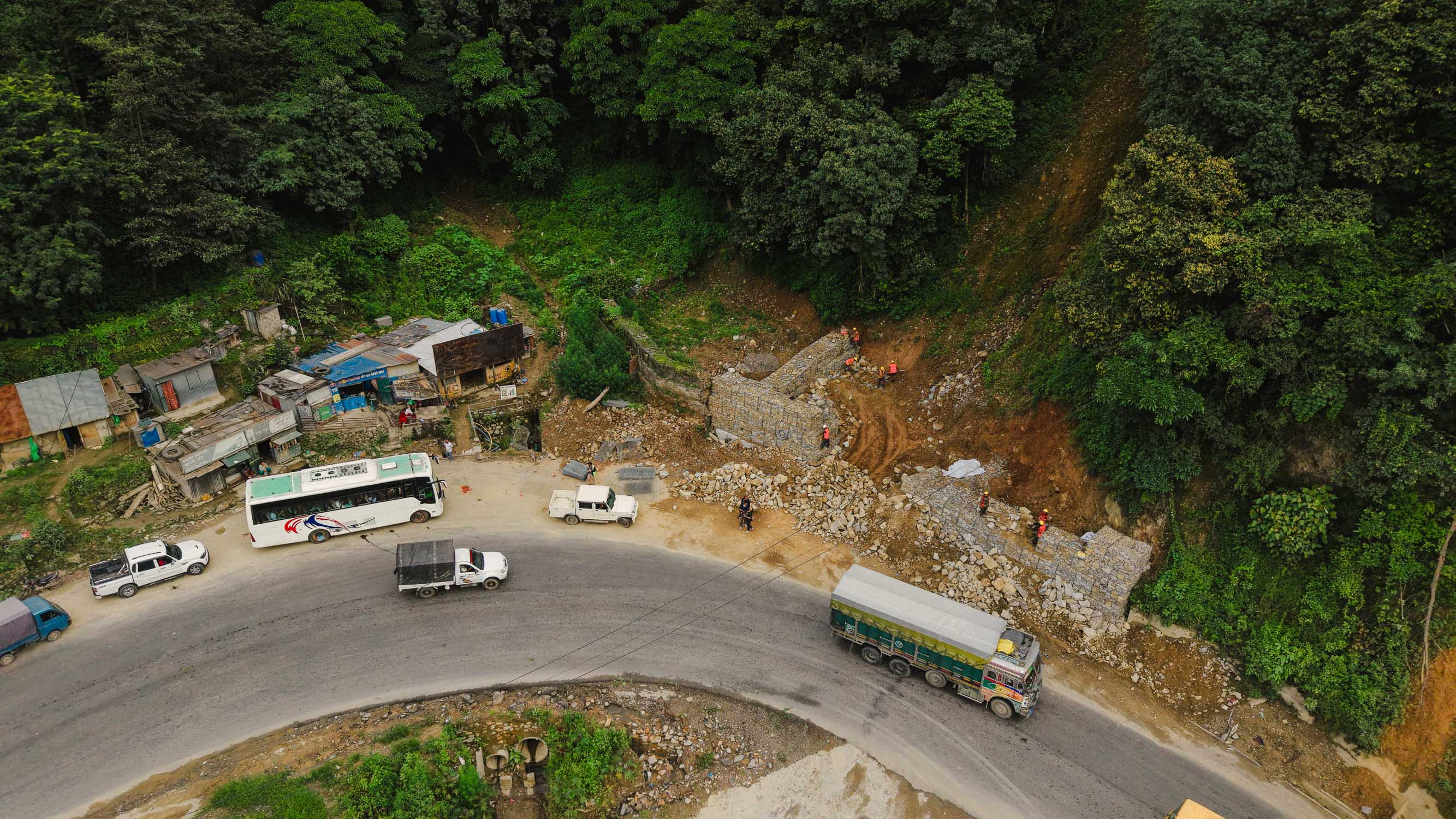 झ्याप्लेखोलामा यसरी हुँदै पहिरो रोकथाम (तस्वीरहरू)