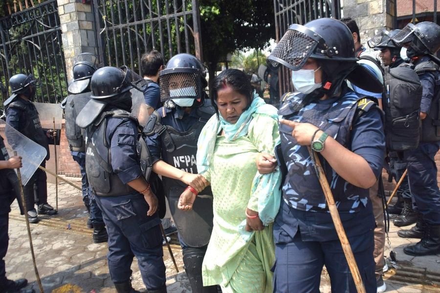 शान्तिवाटिकामा मिटरब्याज पीडित र प्रहरीबीच झडप