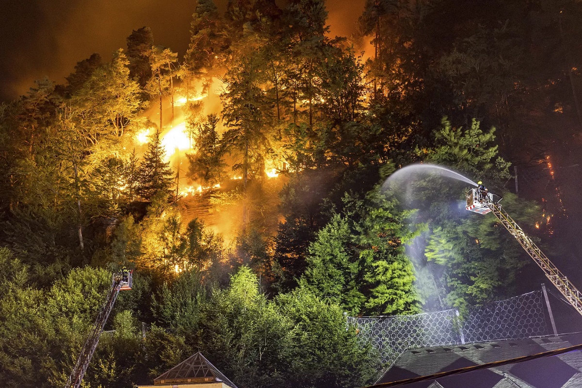 जर्मनीको हर्ज पर्वतमा भीषण डढेलो, सयौँ मानिसलाई सुरक्षित स्थानमा सारियो