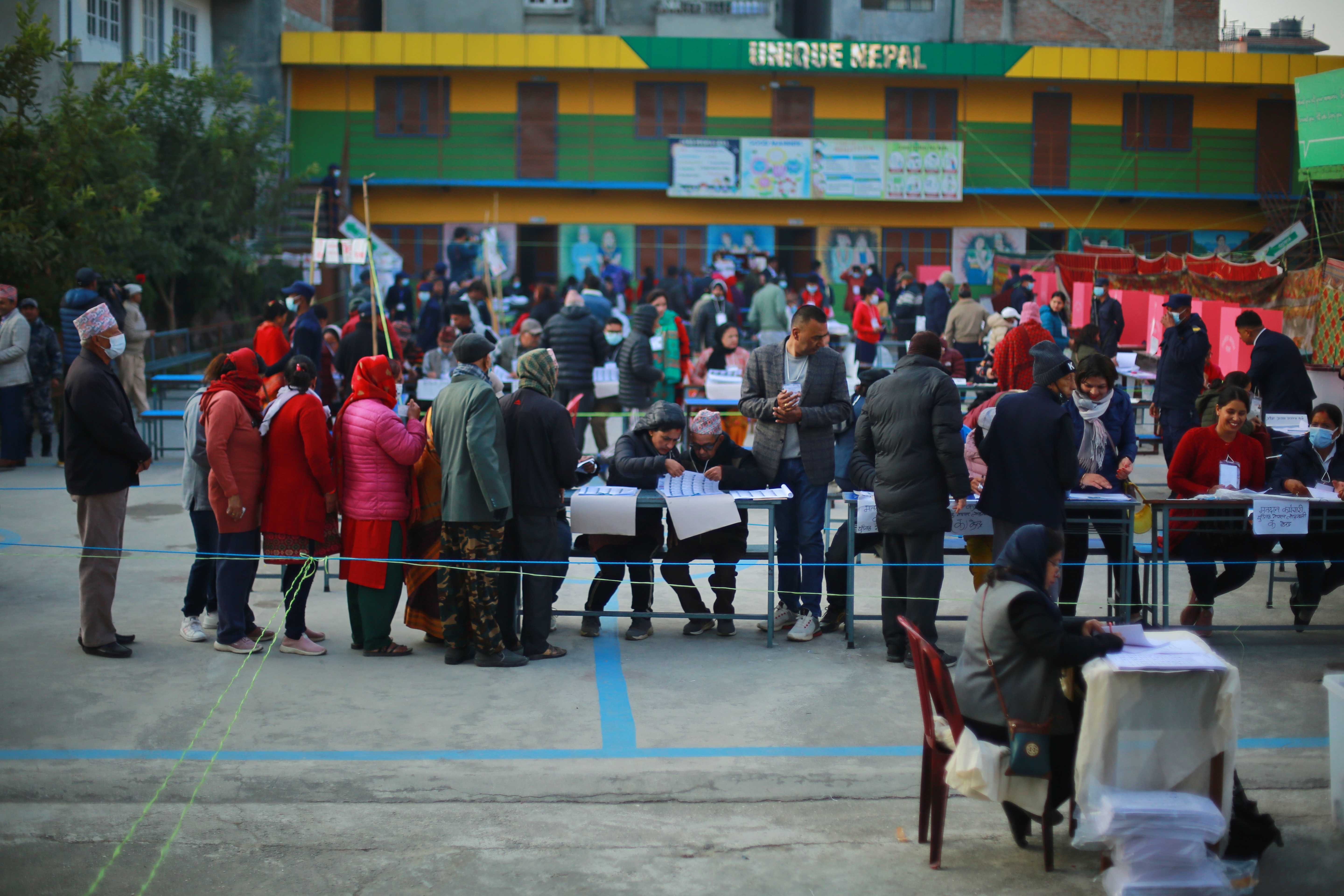 यसरी हुँदैछ मतदान (तस्वीरसहित)