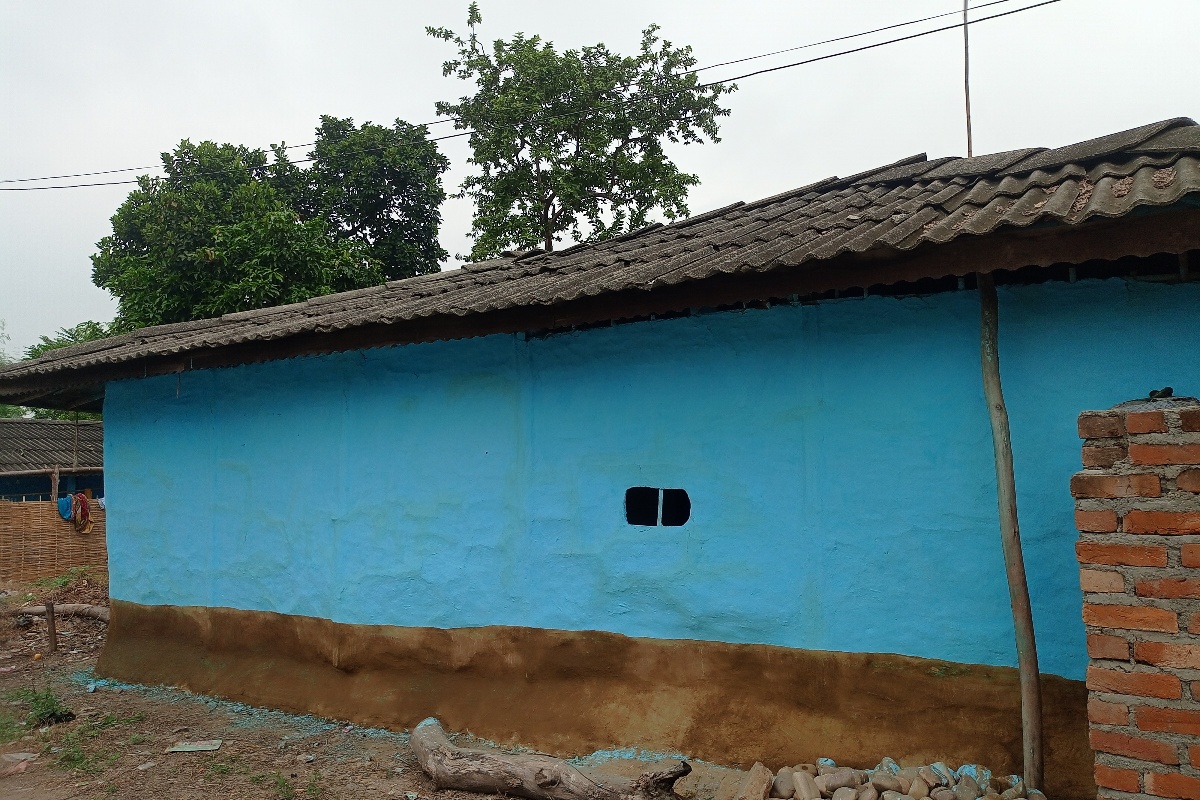 दीपावली र छठपर्वका लागि घर लिपपोत गर्न व्यस्त छन् मिथिलाका महिला