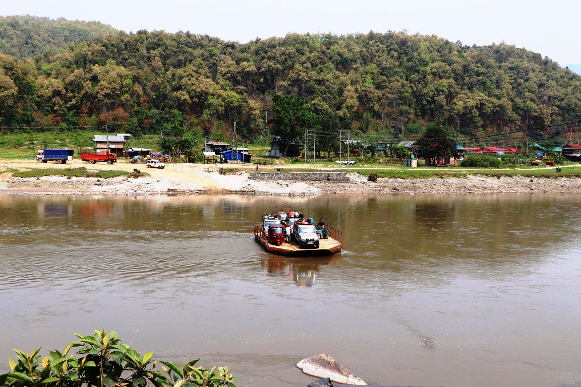 अरुण नदीमा फेरी बन्द भएपछि यातायात अवरुद्ध