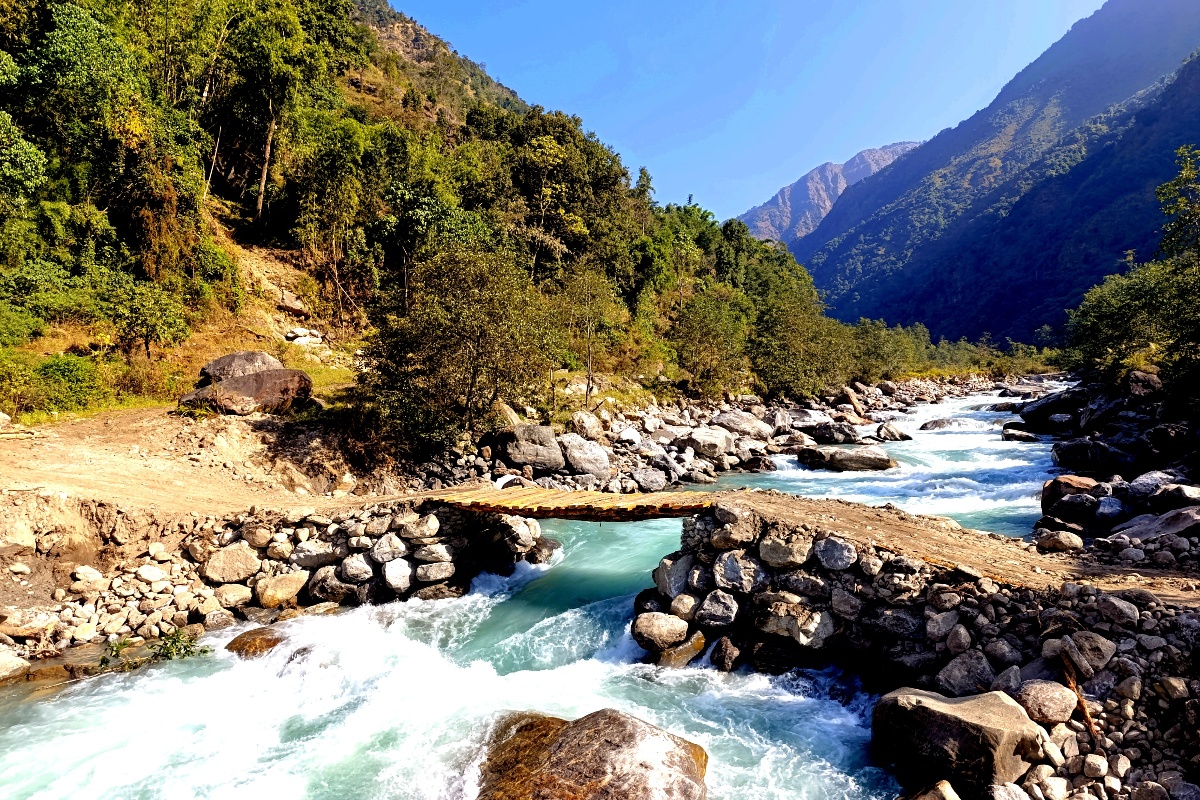 श्रमदानमार्फत तमोर नदीमा अस्थायी ‘मोटरेबल पुल’