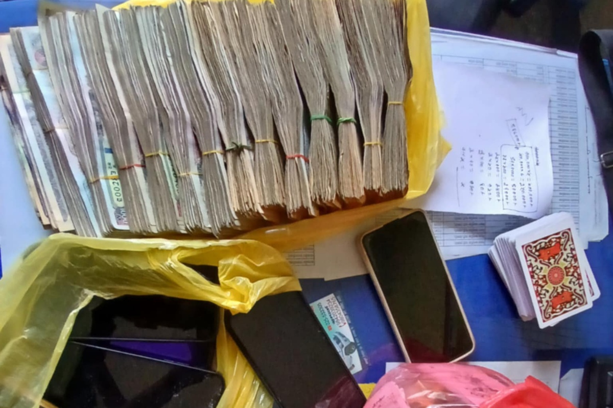 सुनसरीमा जुवाको खालबाट ९ लाख रुपैयाँसहित १५ जना पक्राउ