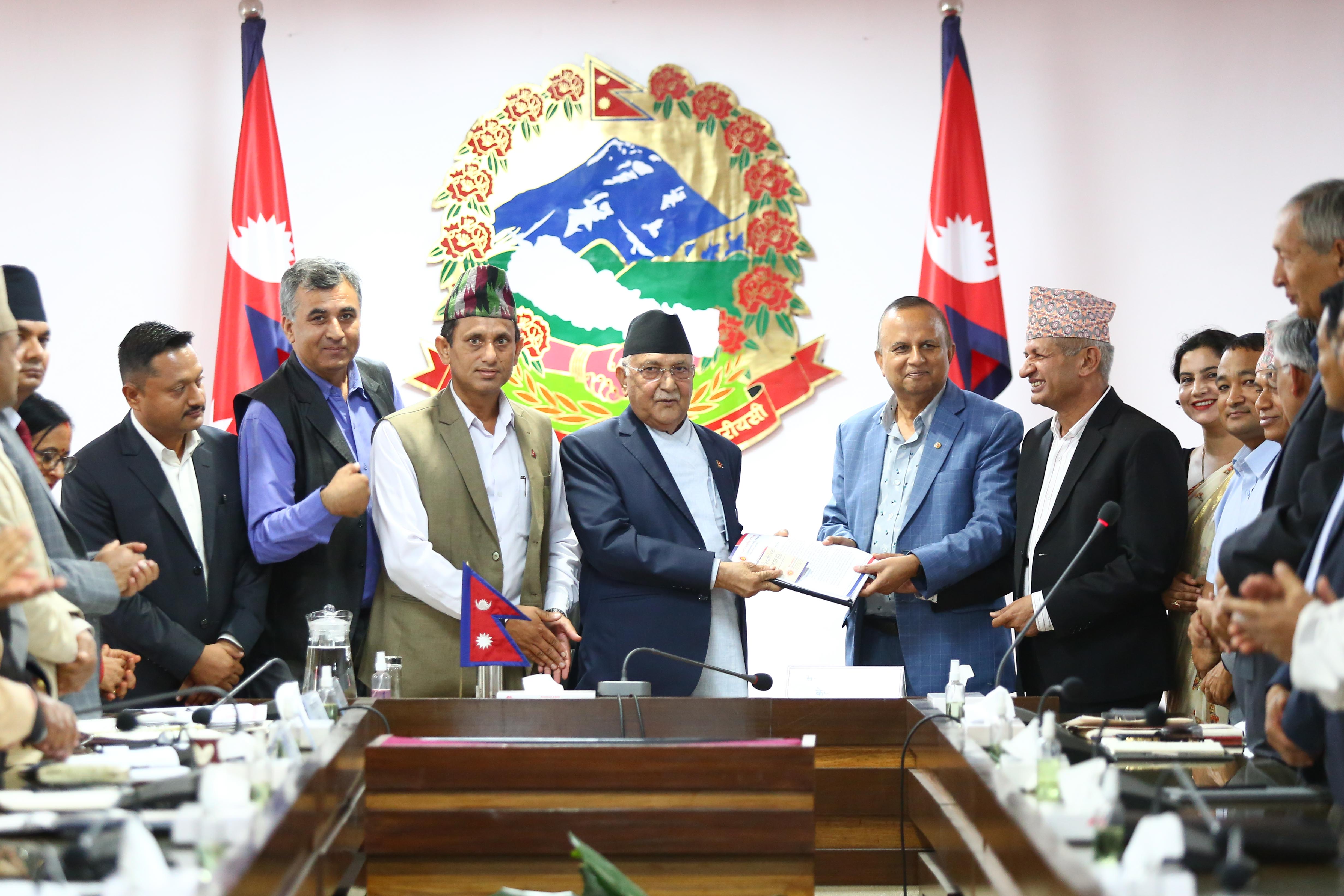 एमालेले प्रधानमन्त्रीलाई बुझायो ३ वर्षभित्र सरकारले गर्नुपर्ने कामको सूची