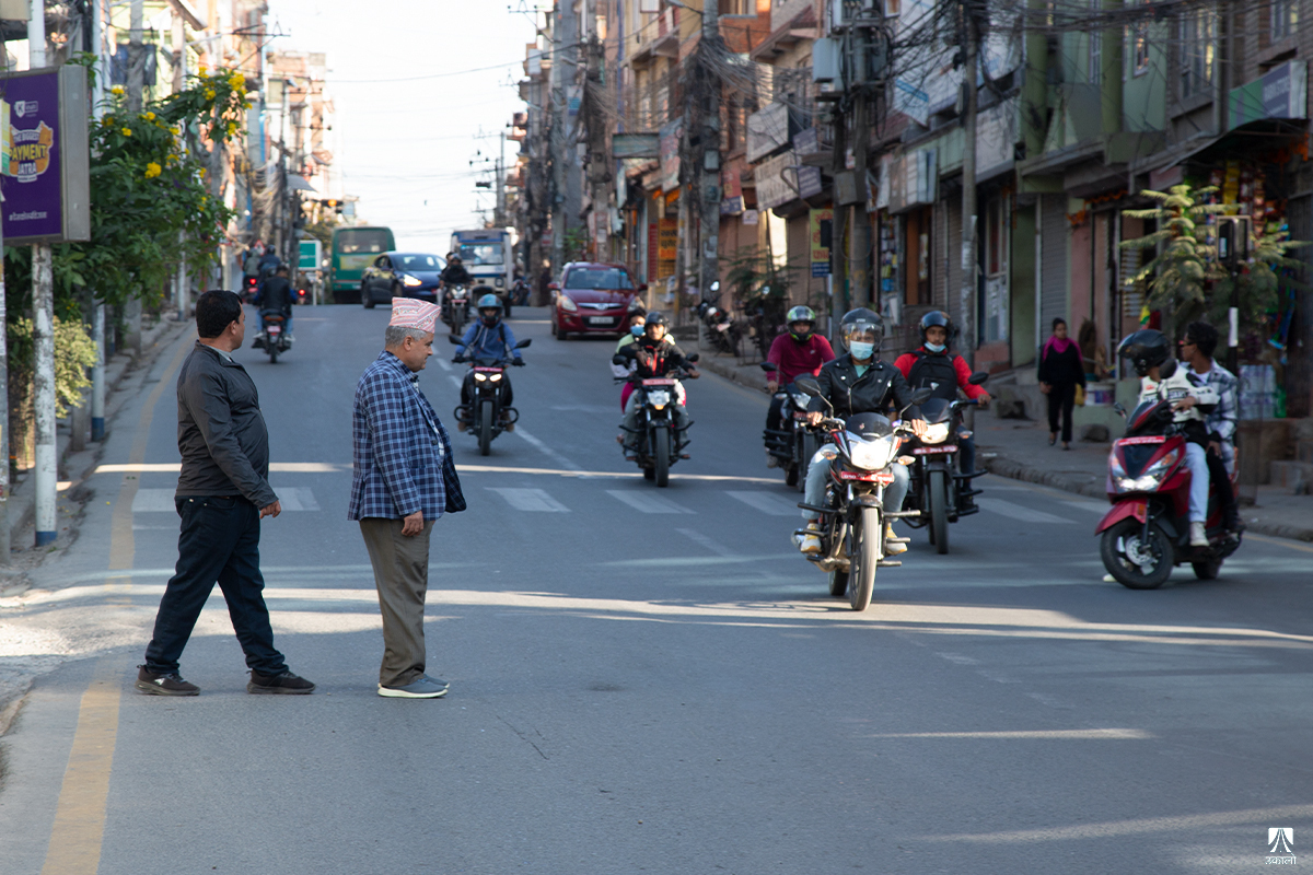 आफैँलाई असुरक्षित बनाउँदै बीच सडकबाट बाटो काटिरहेका पैदलयात्रु