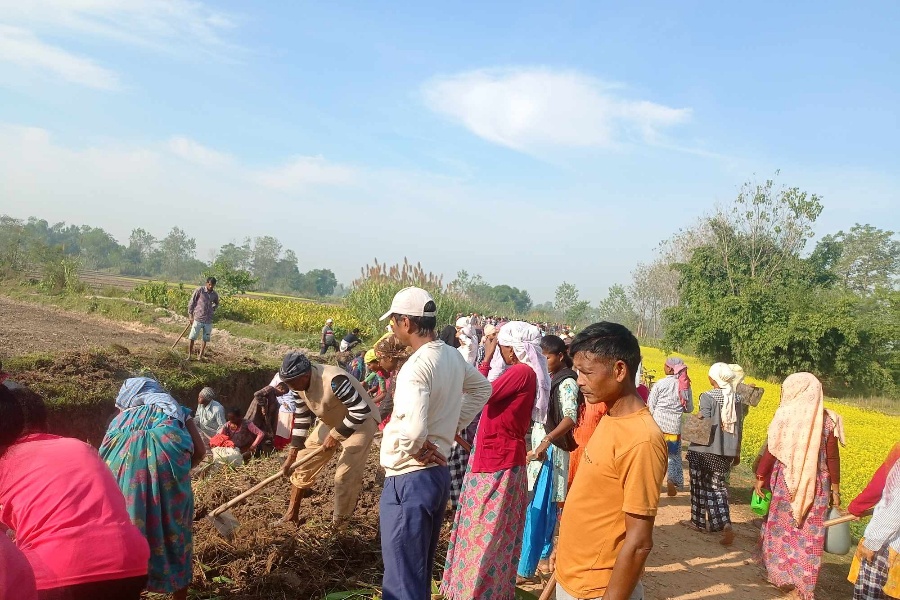 सरकारले बजेट दिएन, श्रमदानबाट नहर सफा गर्दै किसान