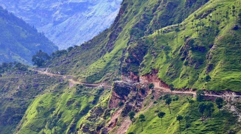 खलंगा–तिंकर सडक अवरुद्ध हुँदा उत्पादित तरकारी खेतमा कुहिँदै