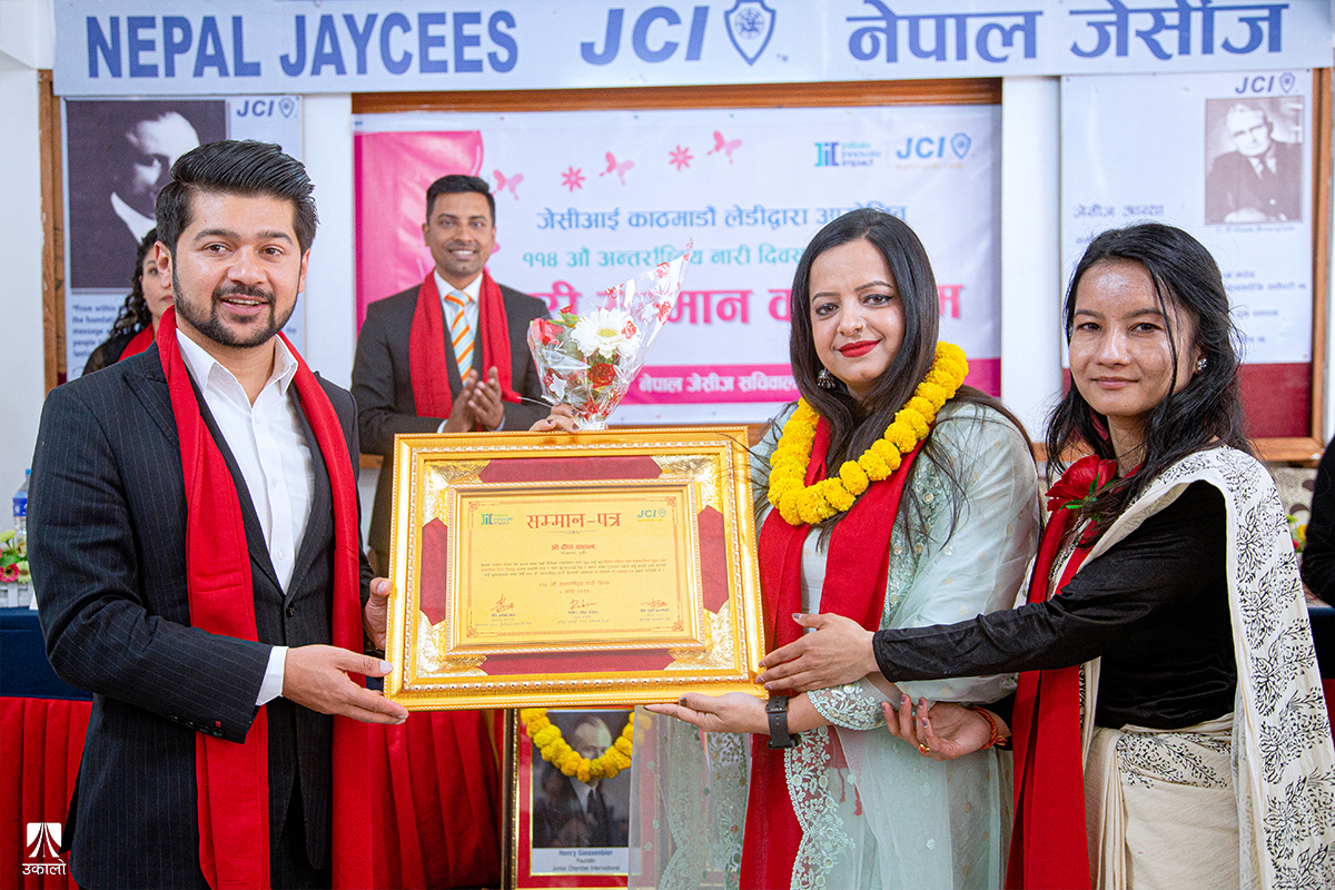 उकालोकर्मी दाहाल सम्मानित 