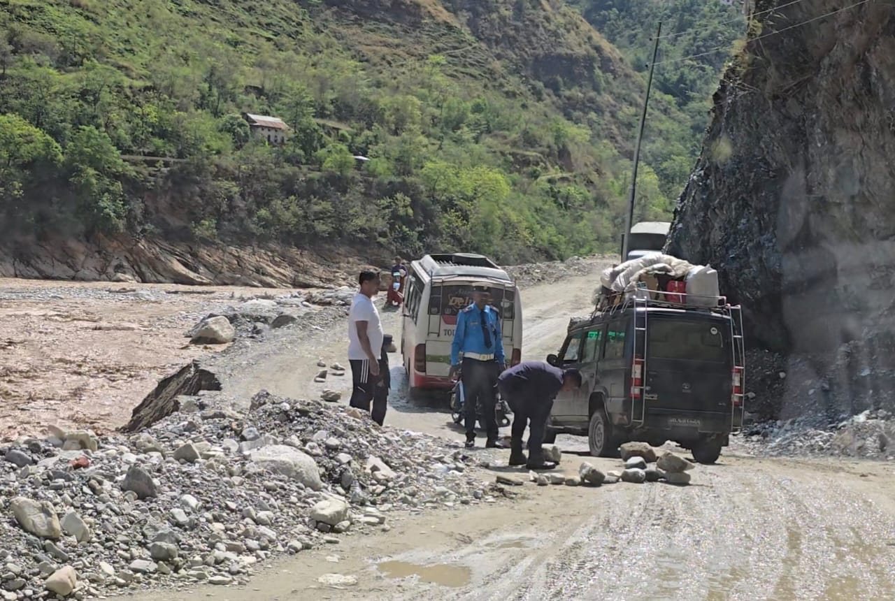 बीपी राजमार्गको काभ्रे खण्डमा राति यातायात सञ्चालनमा रोक