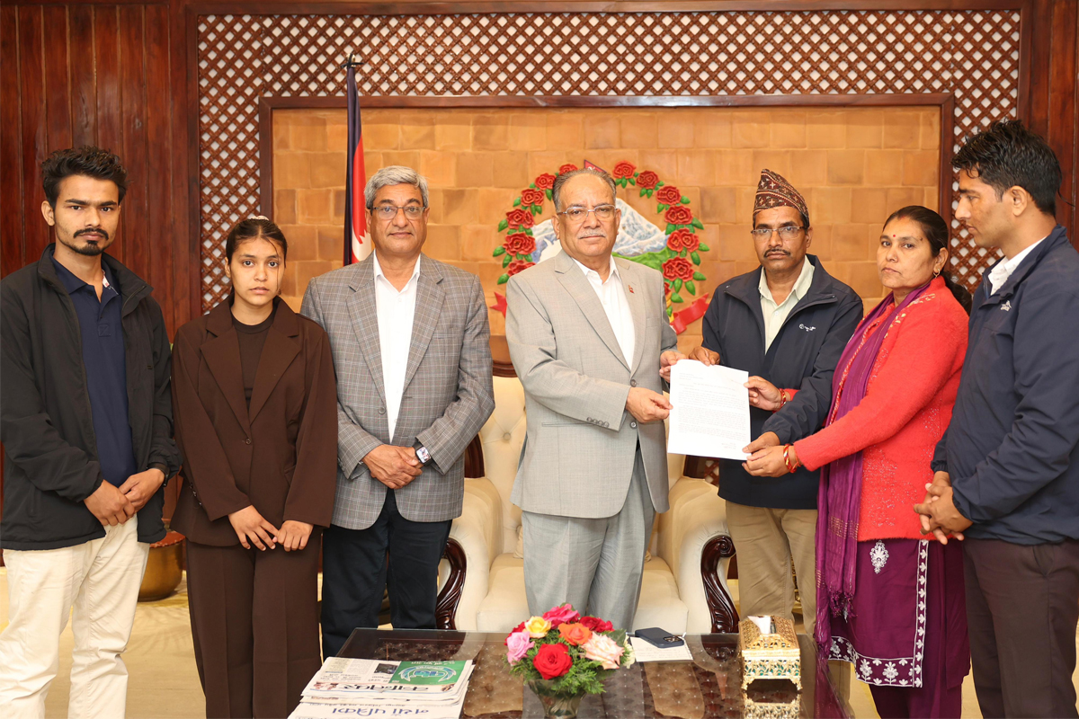 प्रधानमन्त्रीसँग विपिन जोशीका परिवारको भेट, रिहाइका लागि पहल गरिदिन अनुरोध