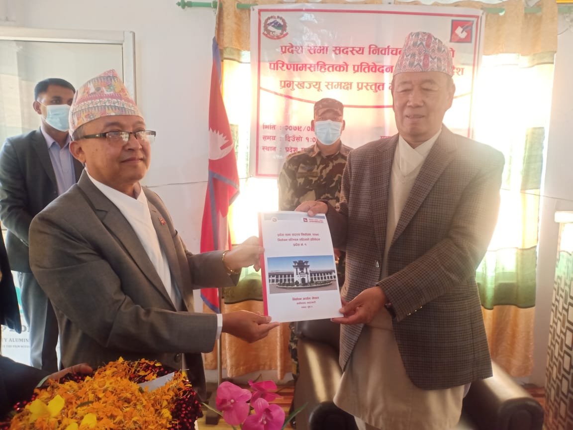 आयोगले सातवटै प्रदेश प्रमुखलाई बुझायो निर्वाचन परिणामसहितको प्रतिवेदन