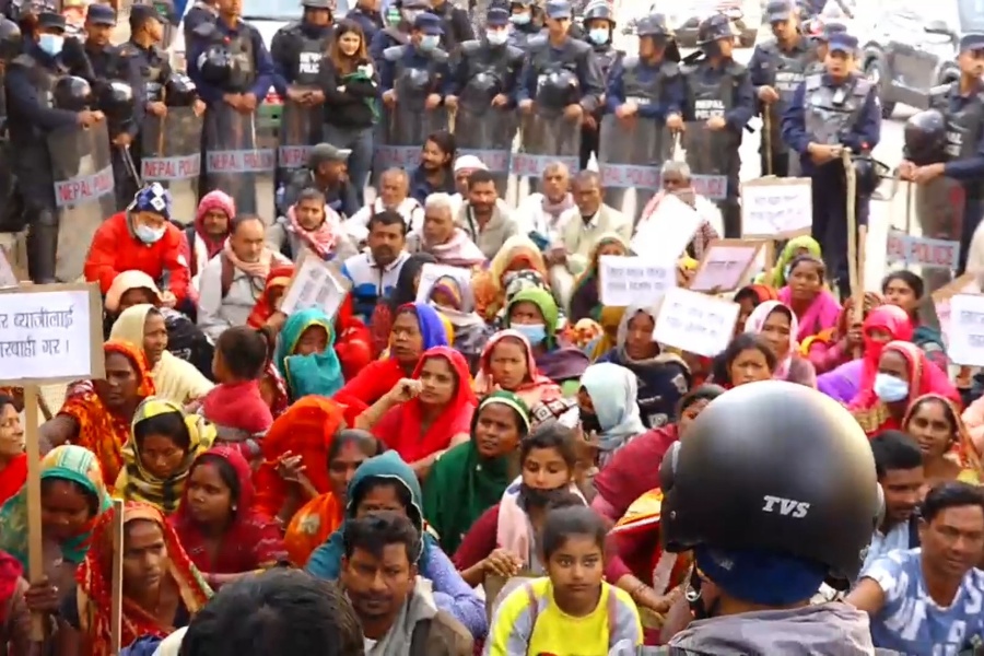 बिहानैदेखि मिटरब्याज पीडितको विरोध प्रदर्शन