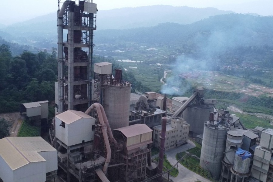 सिमेन्ट उद्योगको प्रदूषणबाट स्थानीय बिरामी, खेतीबालीमा समेत देखिँदै असर