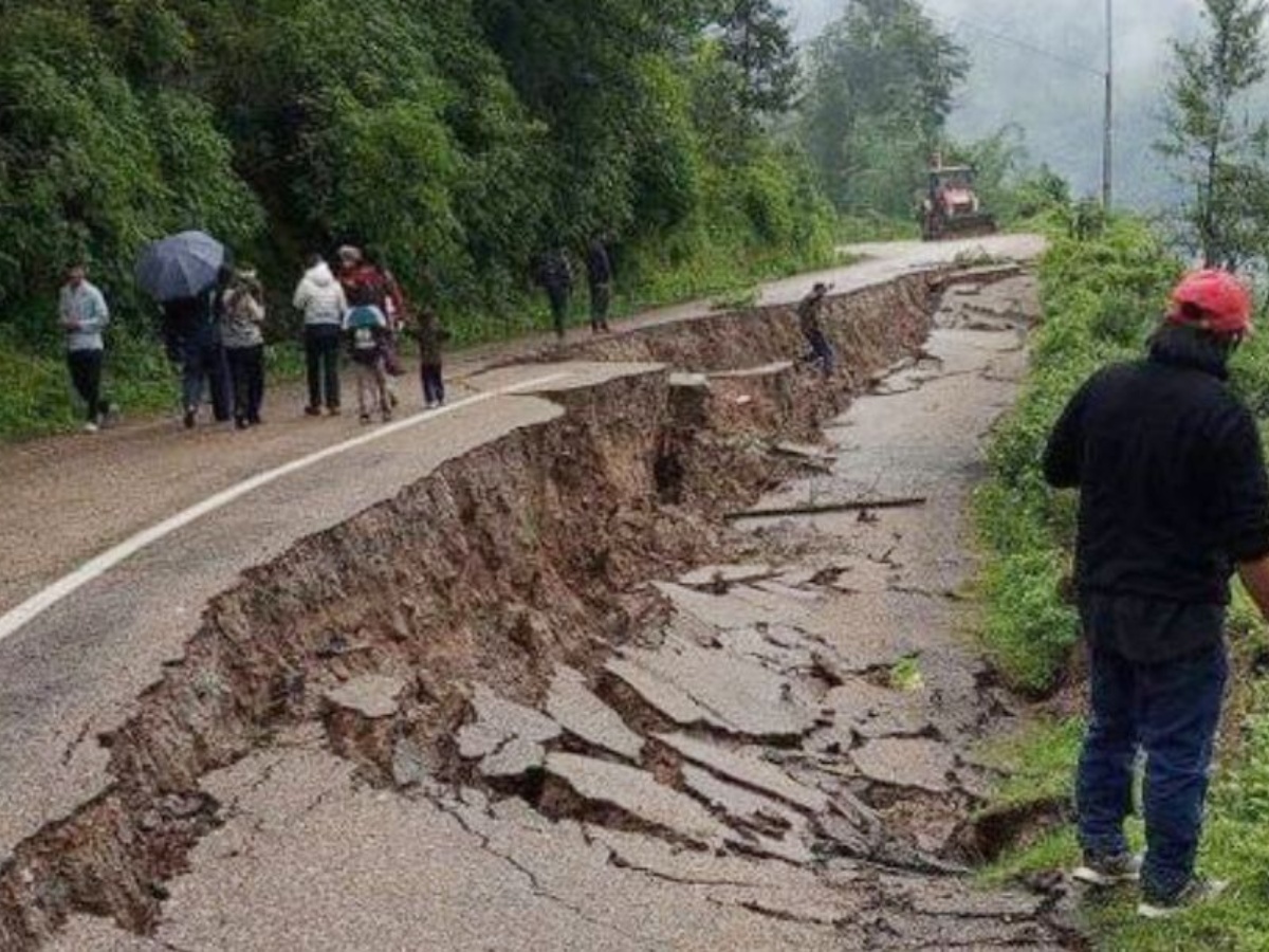 भोजपुरमा भासियो मध्यपहाडी लोकमार्ग, यातायात ठप्प