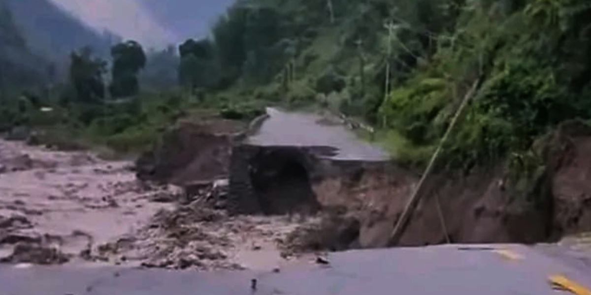 बाढीले सडक बगाएपछि धरान–धनकुटा सडक अवरुद्ध