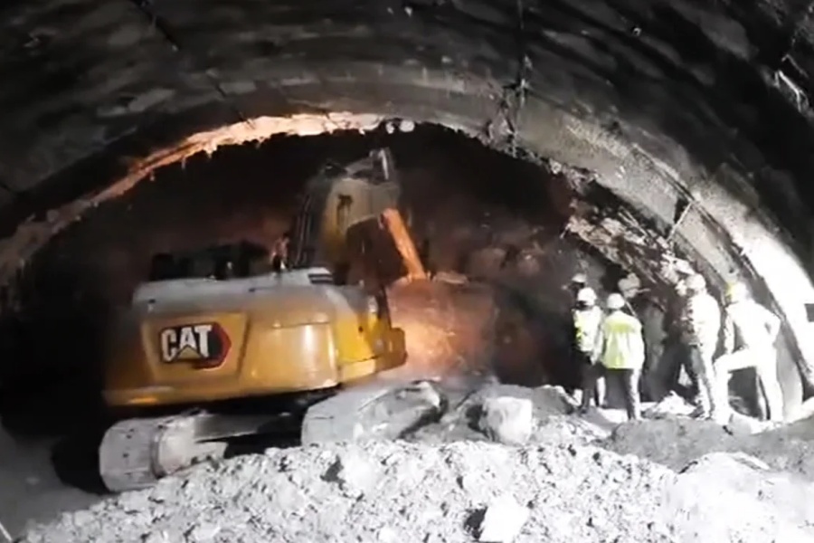 उत्तराखण्डको सुरुङमा पुरिएका ४० मजदुरको उद्धार जारी, पाइपबाट खाना र पानी पठाइँदै