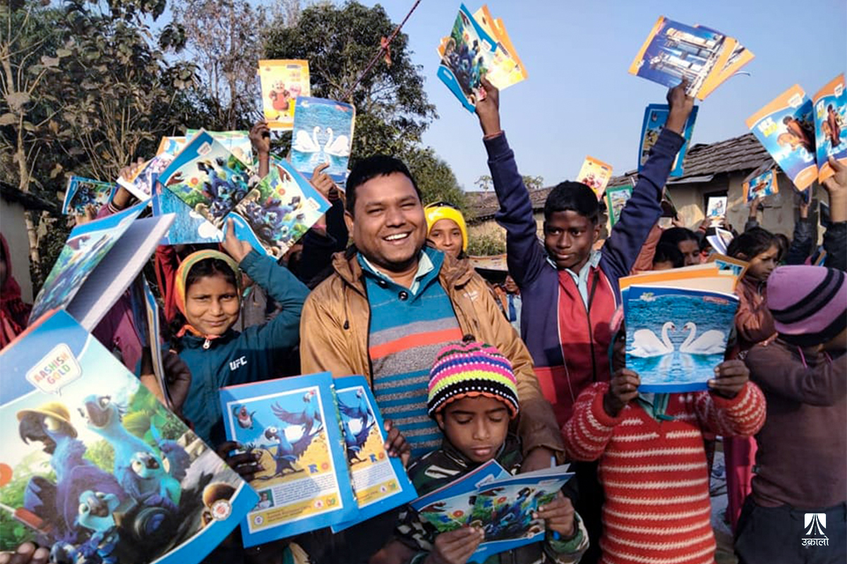 बाबुआमाले ज्यान दिएर पढाएका ‘मनोज सर’ सयौँ बालबालिकालाई ज्ञान बाँड्दै