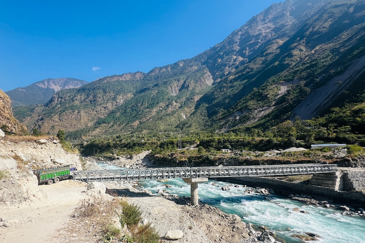कर्णालीमा सडक विस्तारको गतिसँगै स्याउ र जडीबुटीले पाउन थाल्यो बजार